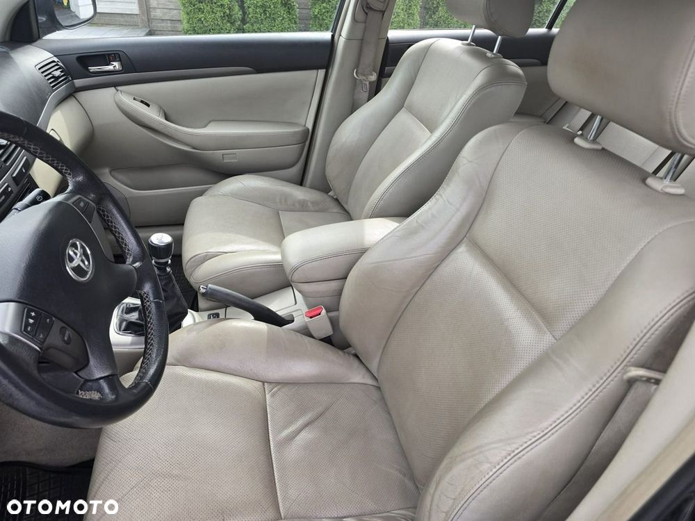 Toyota Avensis - 11