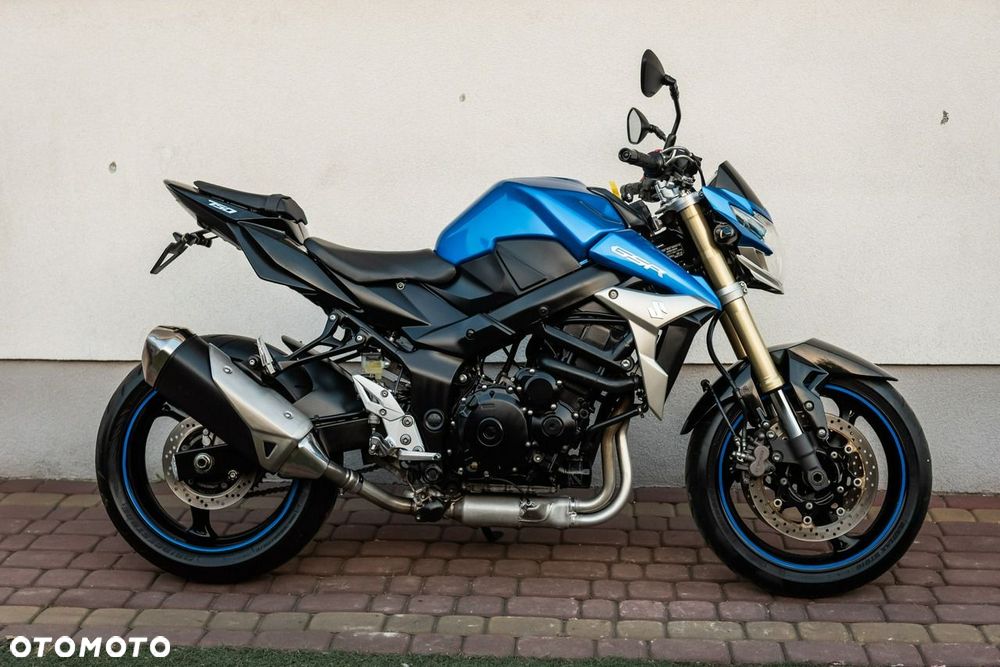 Suzuki GSR - 2