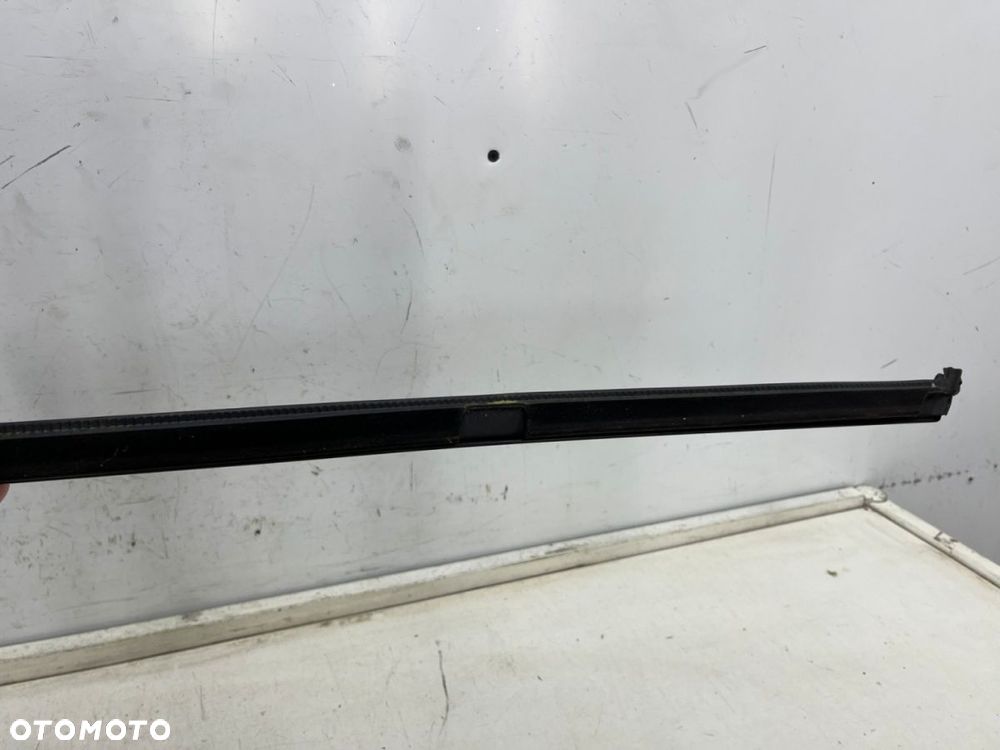 Listwa Porsche Macan 95b 14r czarny mat prawa przednia listwa zgarniająca uszczelka zewnętrzna drzwi - 11