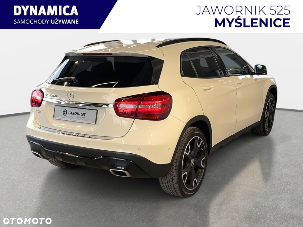 Mercedes-Benz GLA - 9