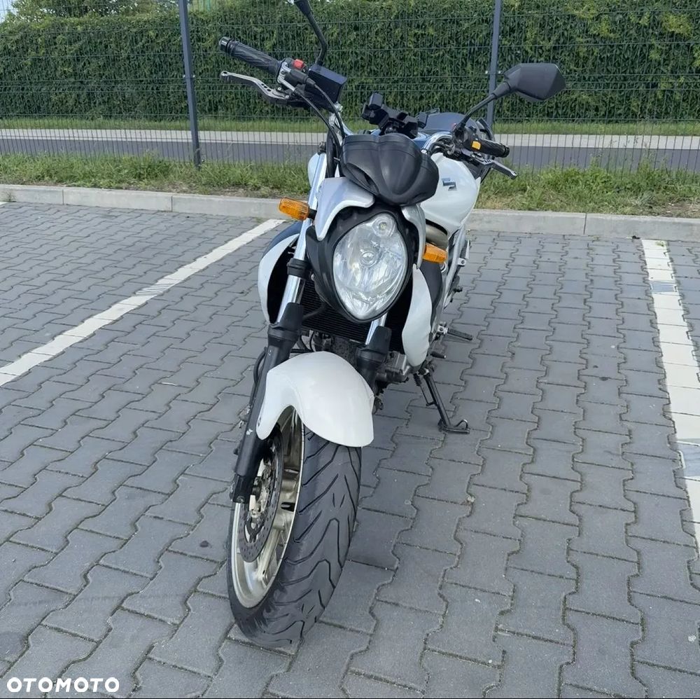 Suzuki Gladius - 8