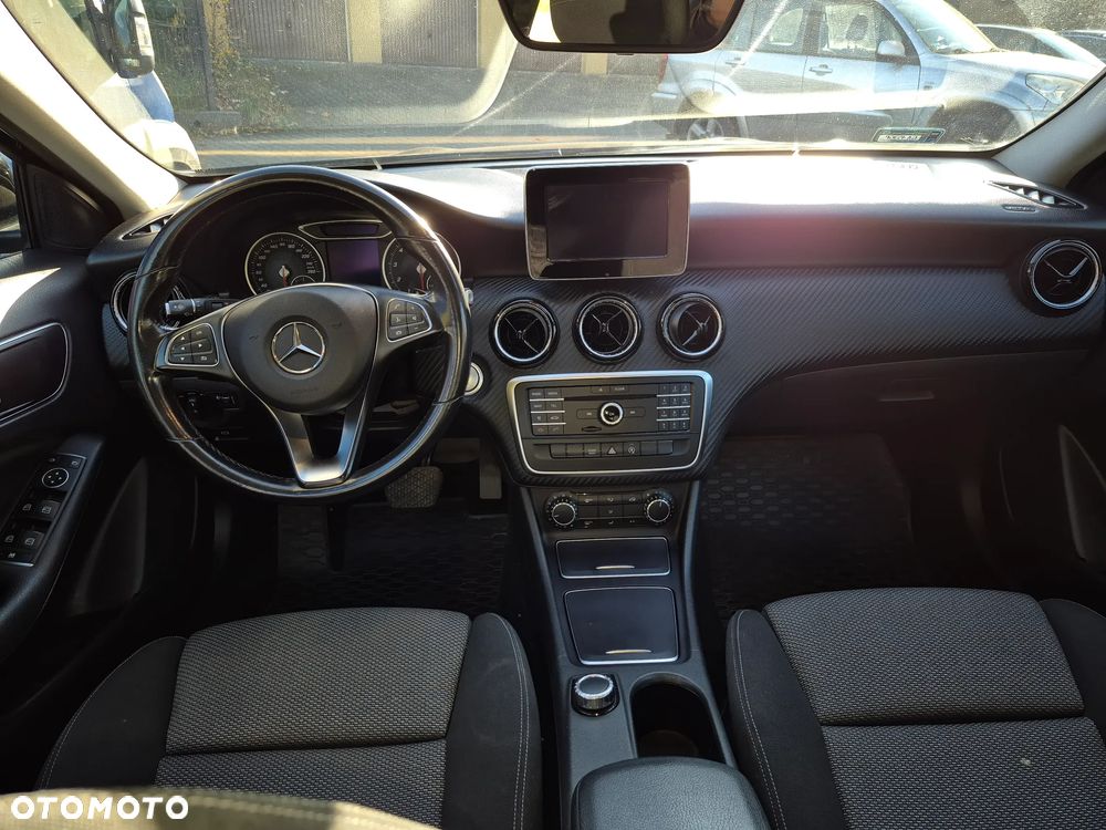 Mercedes-Benz GLA 180 7G-DCT - 5
