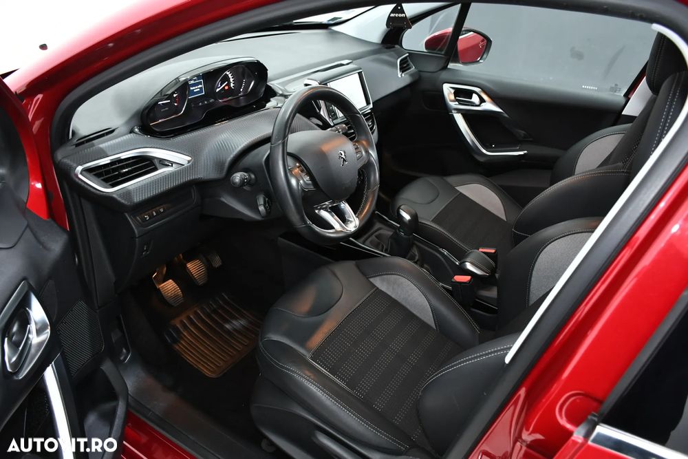 Peugeot 2008 1.2 L PureTech Turbo S&S Allure - 15