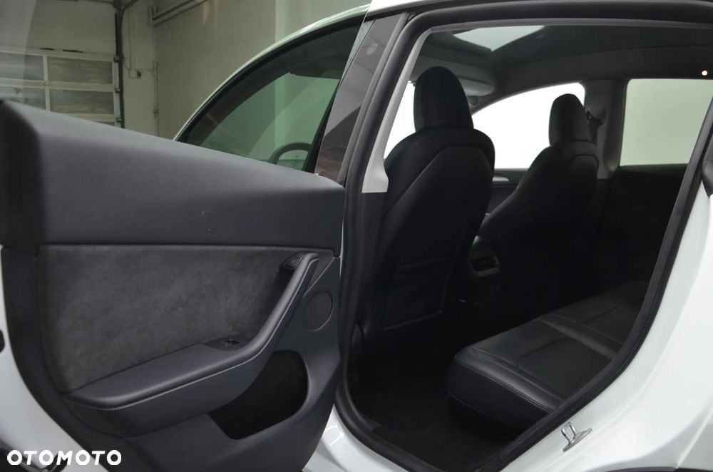 Tesla Model Y Long Range Dual Motor AWD - 12