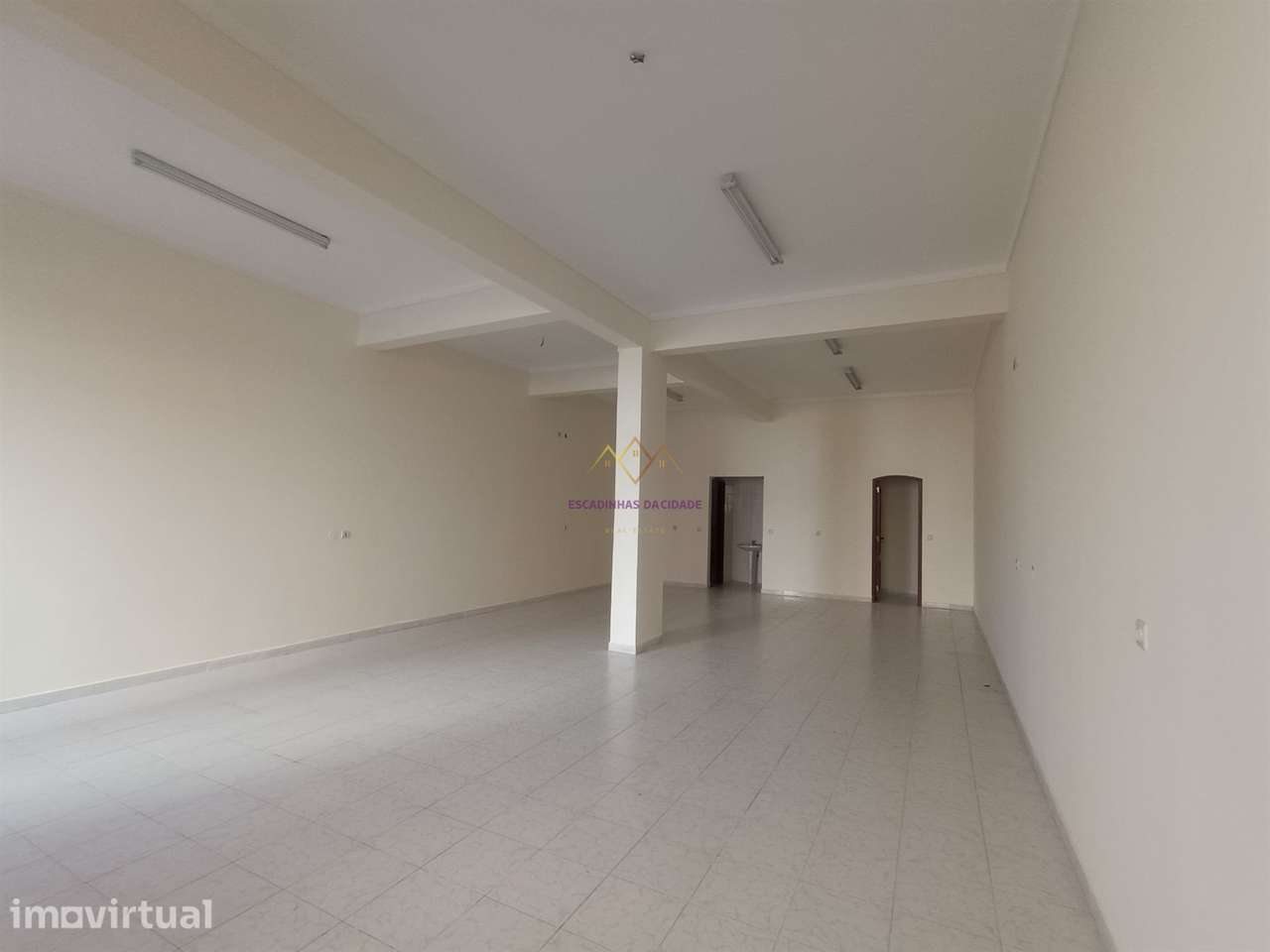 Loja Comercial à Venda com Montra e Saída de Fumos - Grande imagem: 4/20