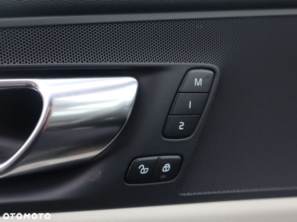 Volvo XC 60 B4 D AWD Plus Bright - 24