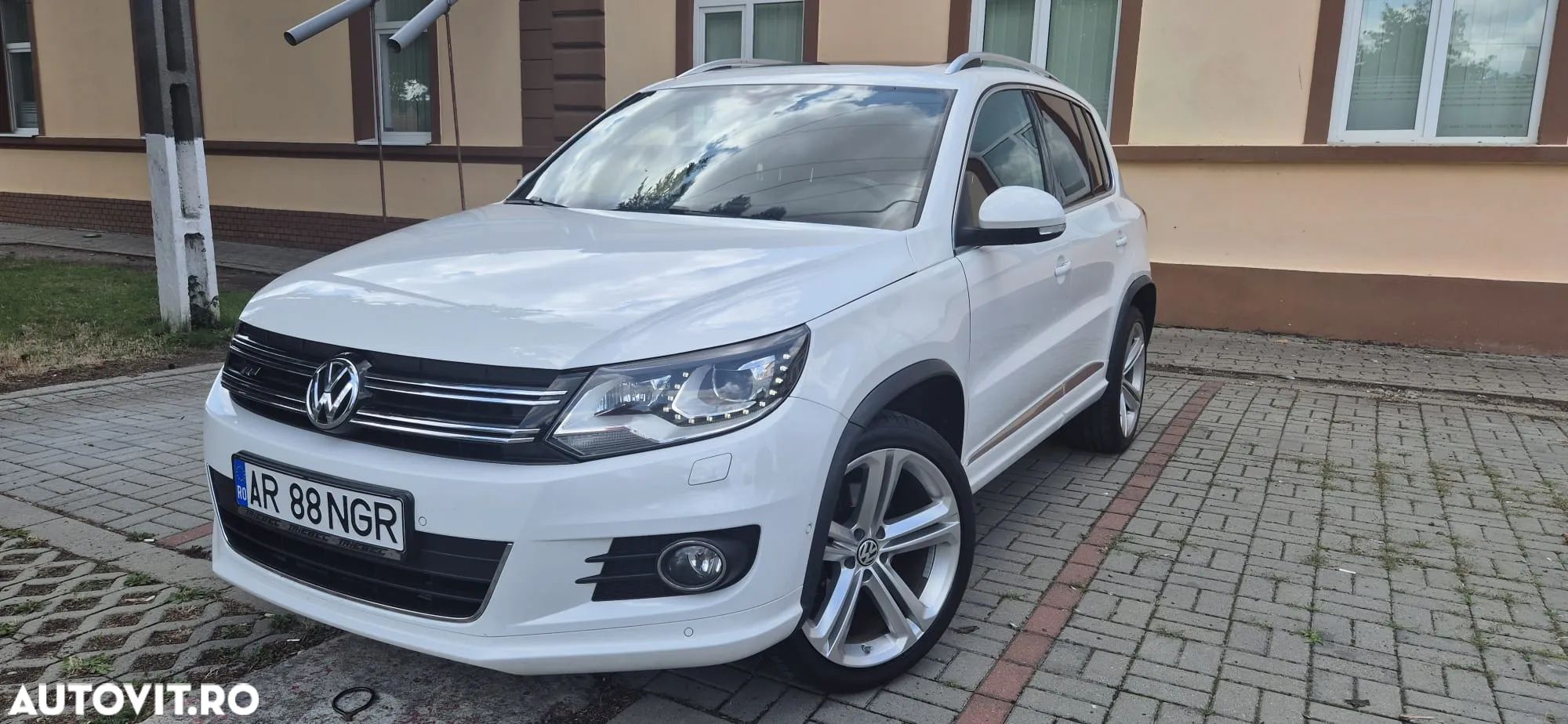 Volkswagen Tiguan - 1