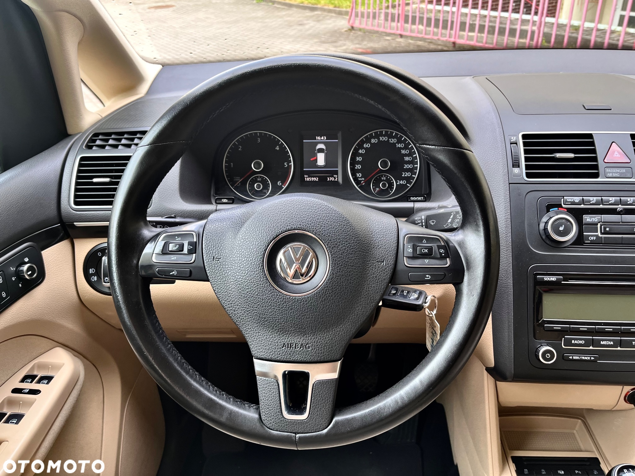 Volkswagen Touran 1.6 TDI DPF BlueMotion Technology Highline - 16