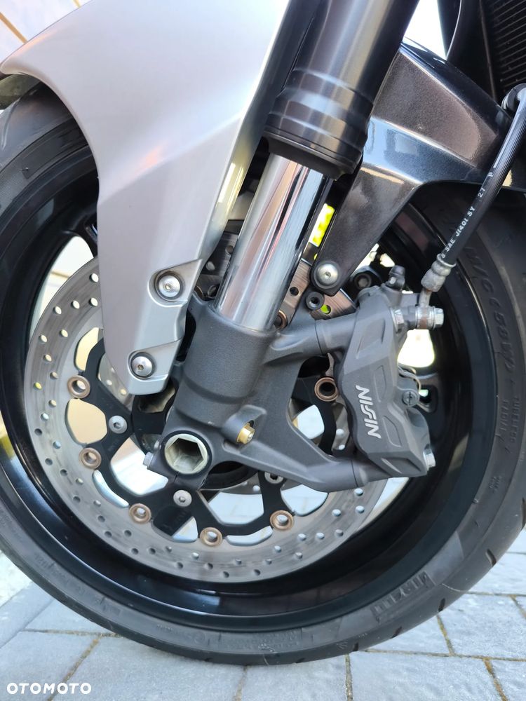 Suzuki GSX - 27