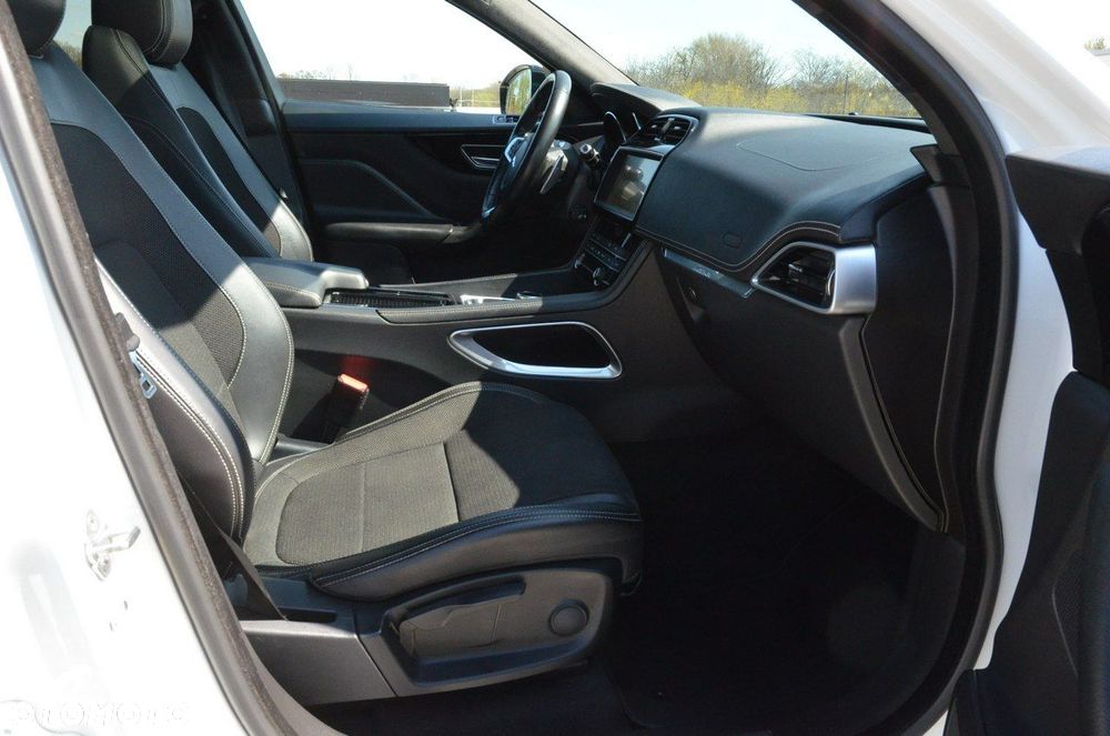 Jaguar F-Pace 2.0 i4P AWD Chequered Flag - 31