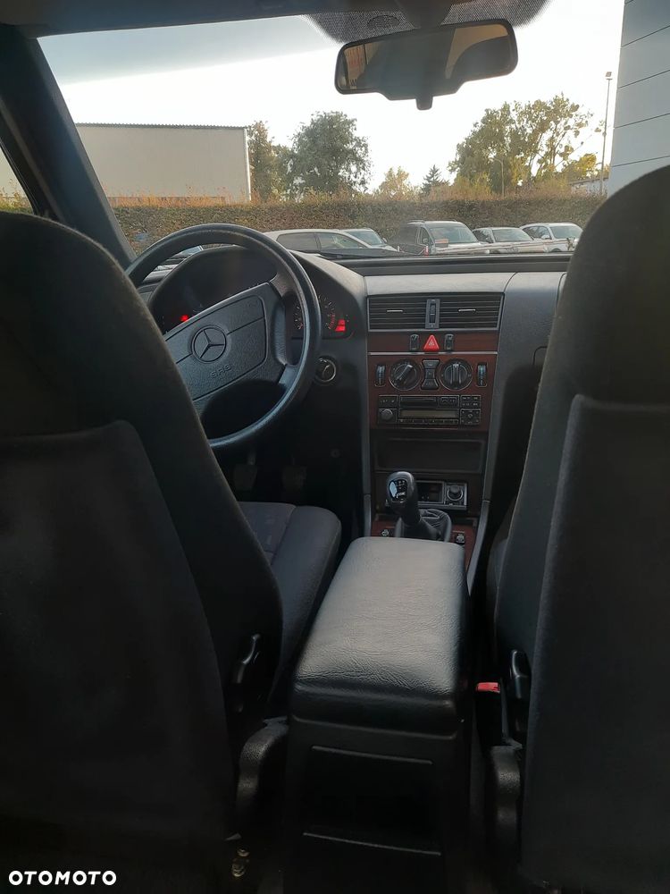 Mercedes-Benz Klasa C 200 Elegance - 24