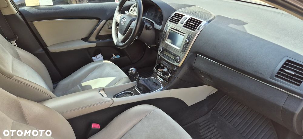 Toyota Avensis 1.8 Premium - 18