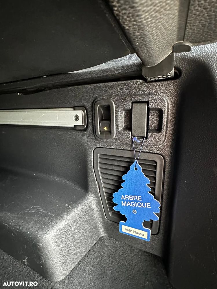 Volkswagen Touran 2.0 TDI Comfortline - 27