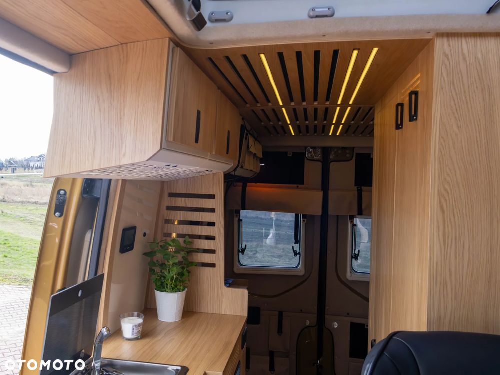 Mercedes-Benz Sprinter - 11