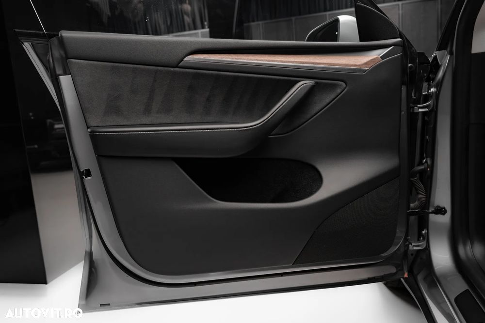 Tesla Model Y Long Range AWD - 9