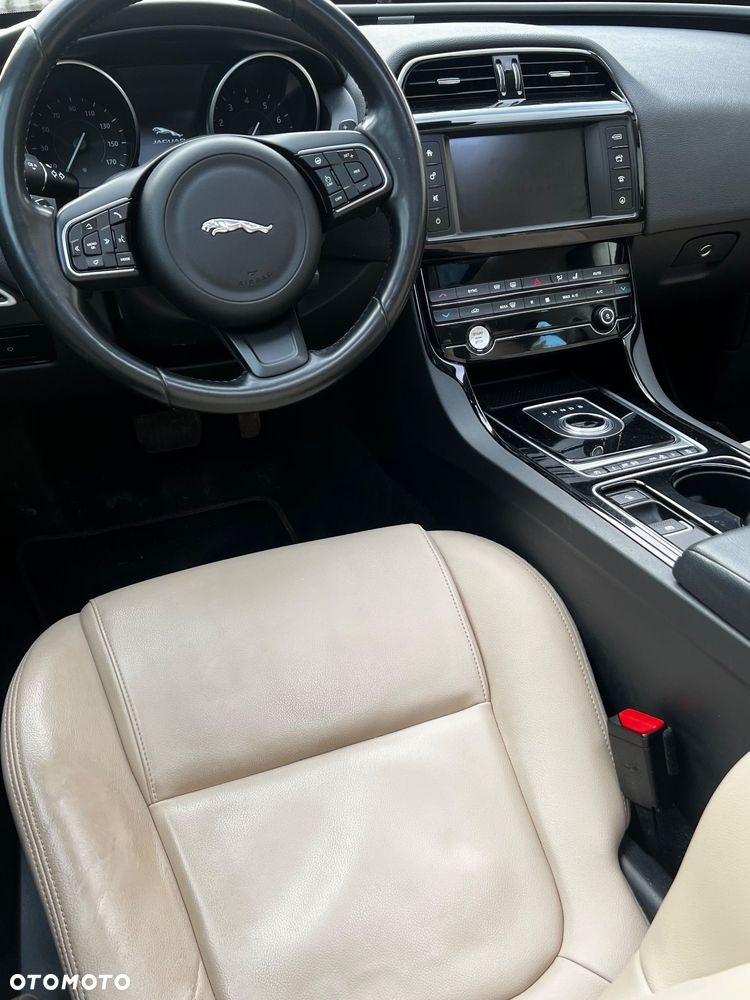 Jaguar XE - 5