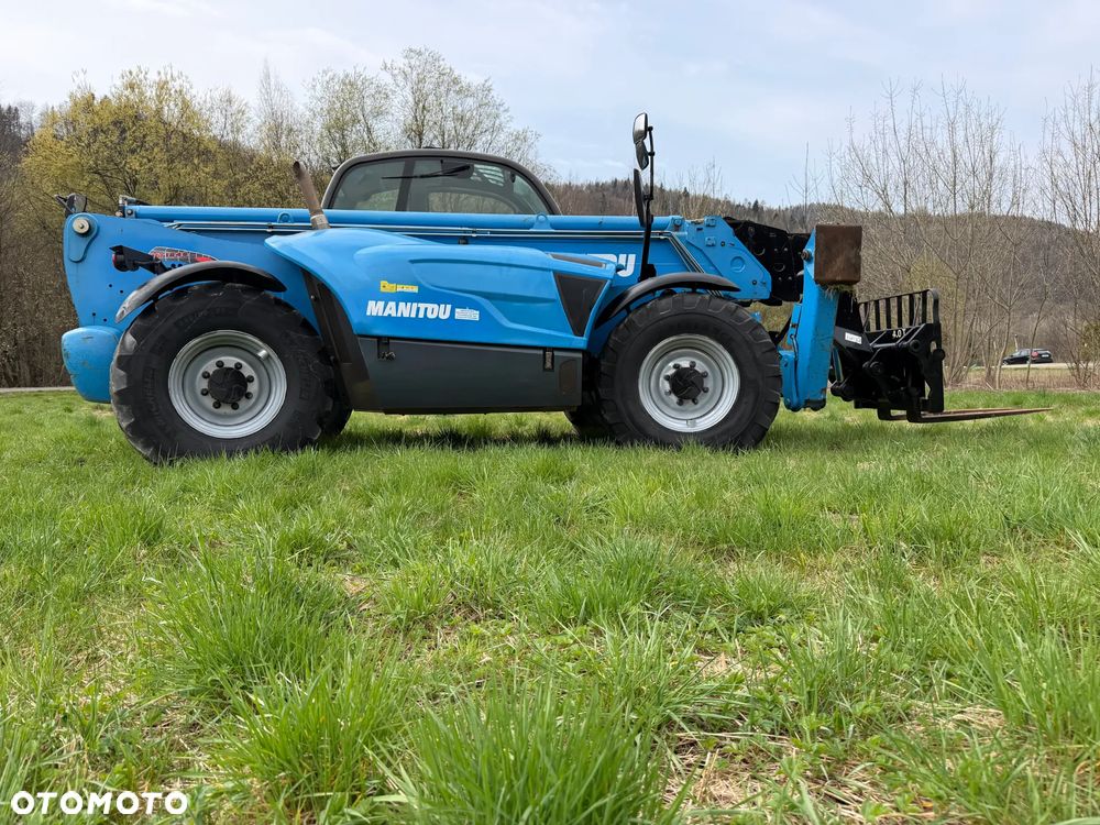 Manitou MT1840. Ładowarka Teleskopowa 18 metrów wysuw! UDŹWIG 4 TONY! Przebieg 2600 mtg. jak Nowa z SALONU. 2016 rok. z Norwegii z Gospodarstwa rolnego! Silnik PERKINS Turbo 110 km. Aktualne Serwisy w Dekra. Nowy Model sterowane wszystko z 1 dżojstika. Ani deka luzów czy wycieku. OKAZJA! Jazda REWERS + 4 biegi. Skręt 3 tryby. Wyjście Hydrauliczne pod przyczepę i oświetlenie, Poziomowanie ośi stabilizatory! Wyjścia Hydrauliczne na maszt! Okazja - 6