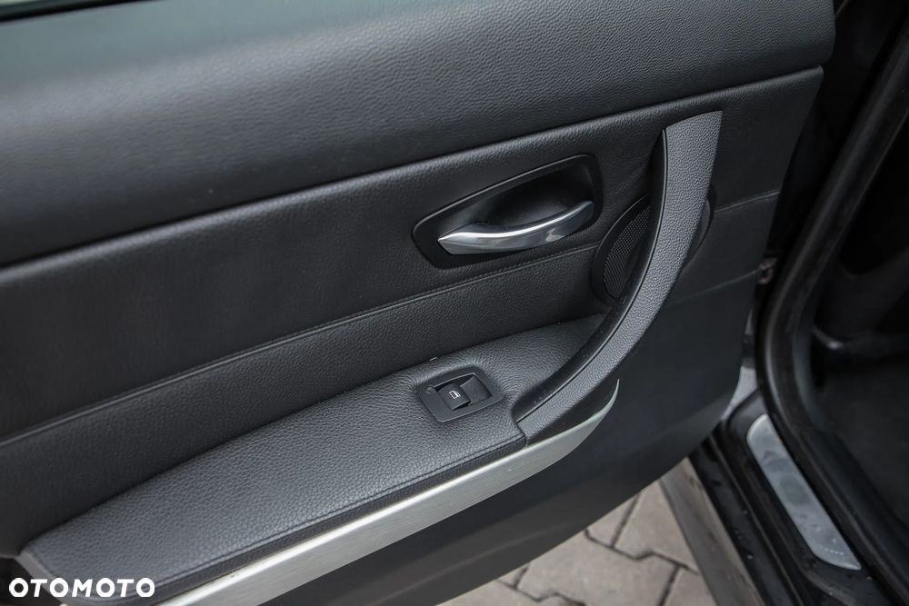 BMW Seria 3 330xi Touring - 26
