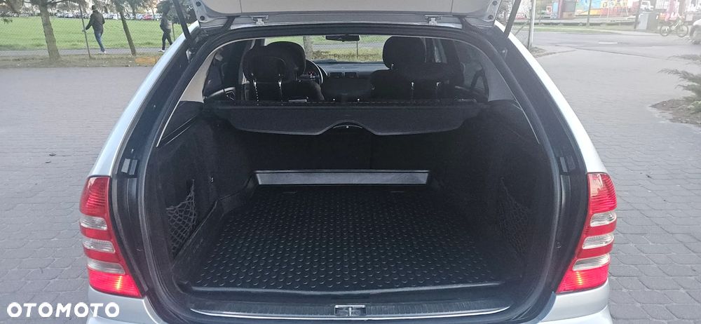 Mercedes-Benz Klasa C 180 Kompressor Automatik Avantgarde Sport Edition - 37