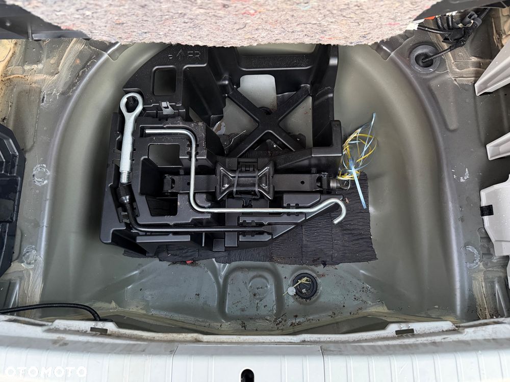 Toyota Prius 1.8 HSD Prestige - 25