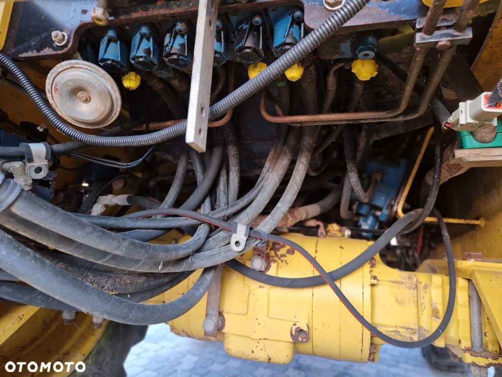 Komatsu WB 93R - 11