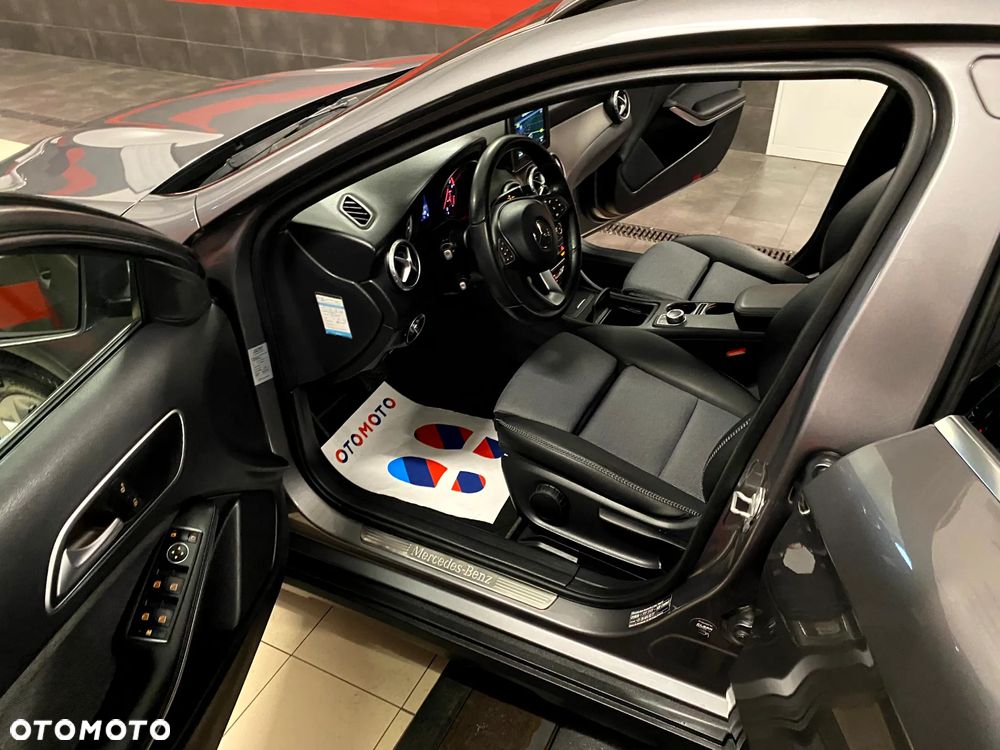 Mercedes-Benz GLA 180 d 7G-DCT Urban - 15
