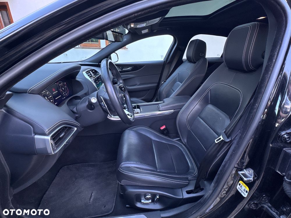 Jaguar XE 2.0 D180 AWD R-Dynamic HSE - 39