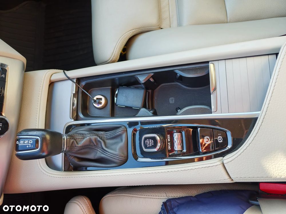 Volvo XC 90 D5 AWD Momentum 7os - 18