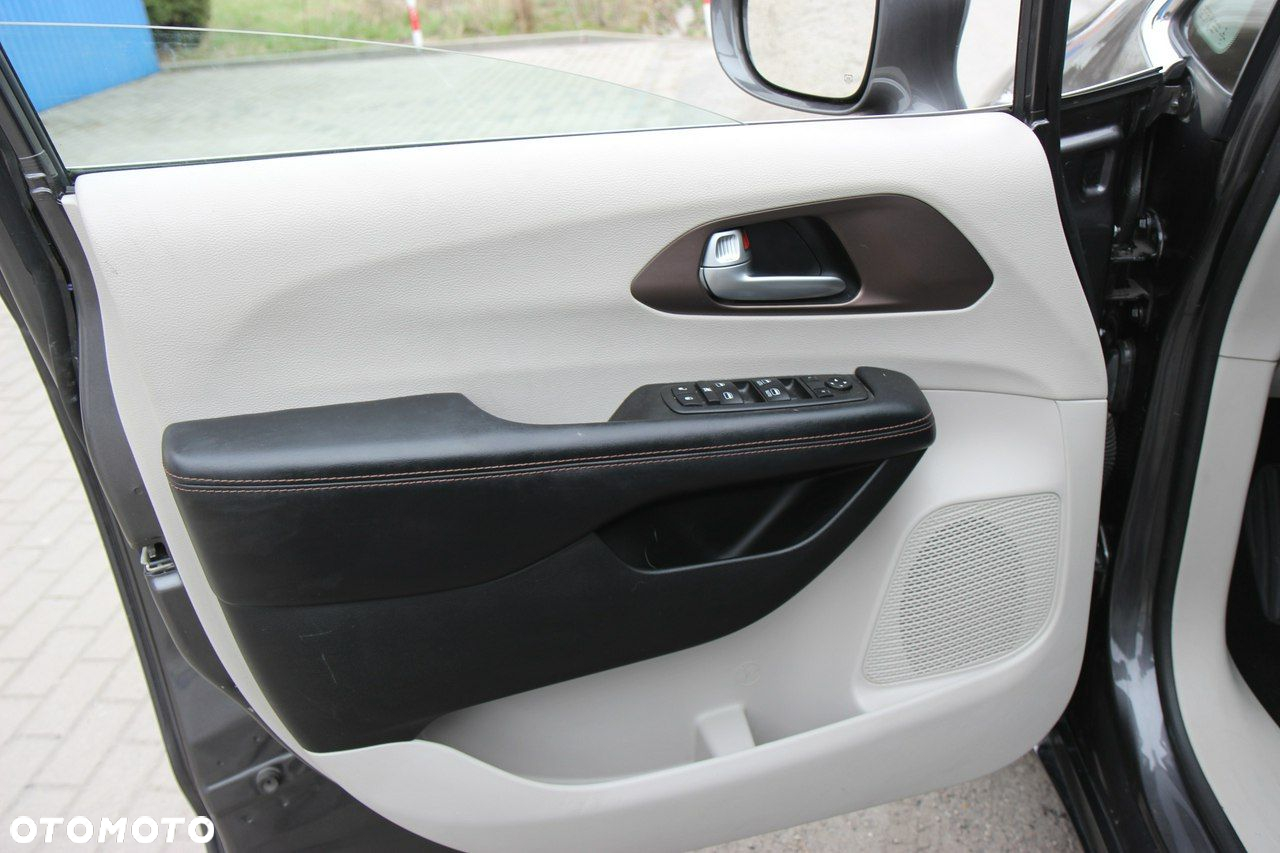 Chrysler Pacifica - 25