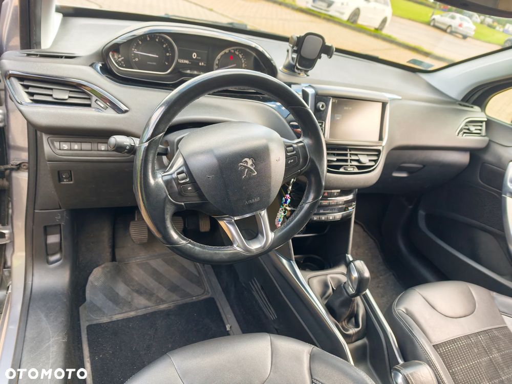 Peugeot 2008 1.2 Pure Tech Style EU6 - 5