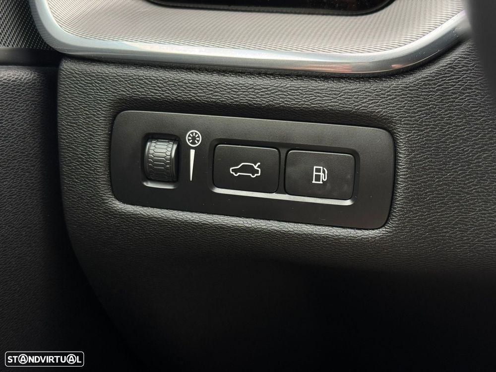 Volvo XC 60 2.0 T6 PHEV R-Design AWD - 29