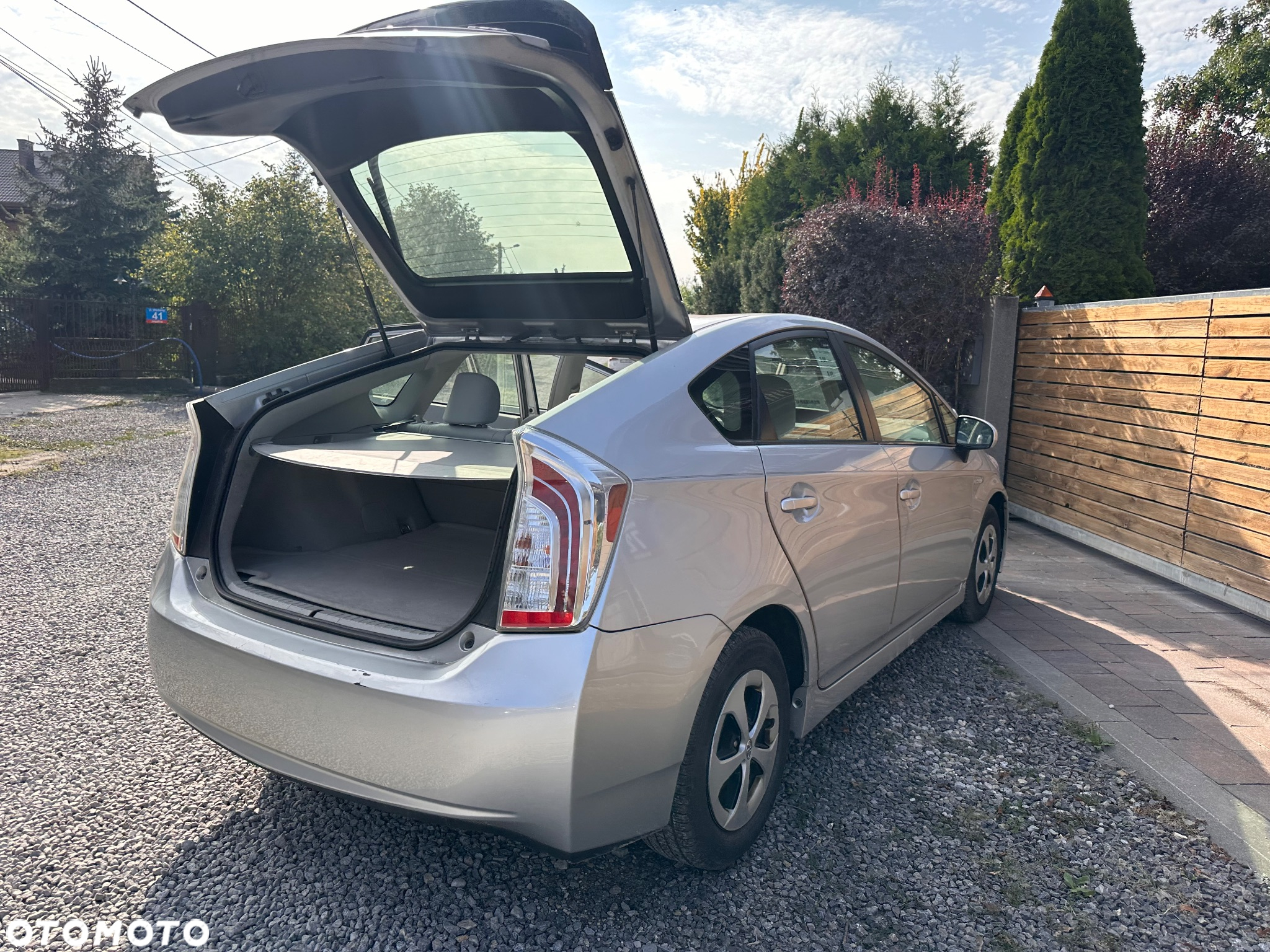 Toyota Prius (Hybrid) - 4