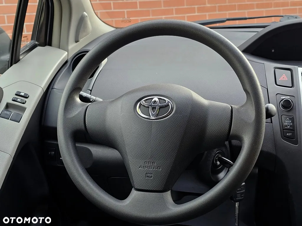 Toyota Yaris 1.3 VVT-i Sol - 31