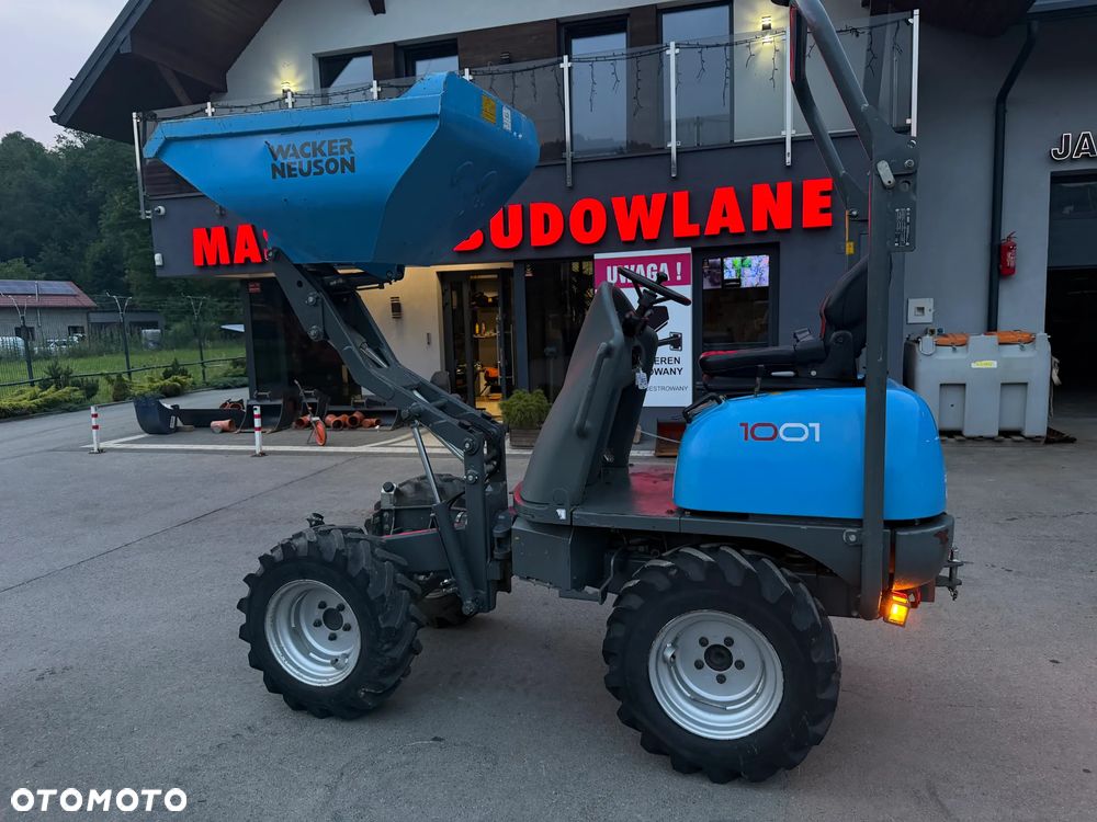 Wacker Neuson 1001 Wozidło Budowlane Rolnicze 4x4. Ładowność 1 tona. Wysokie podnoszenie+KIPER Wysoki! Sprowadzone z Norweskiej szkółki roślinnej. Maszyna Jak Nowa z Salonu 665 mtg. 2023 roku. Ani Deka luzów czy wycieków. Silnik Yanmar 3cyl. Potężna moc a maszyna bardzo mała i zwinna. Szybka wolna jazda. Oświetlenie rozbudowane. Wielka Okazja!  Jazda Rewers. Hydrostatic! Opony jak Nowe!