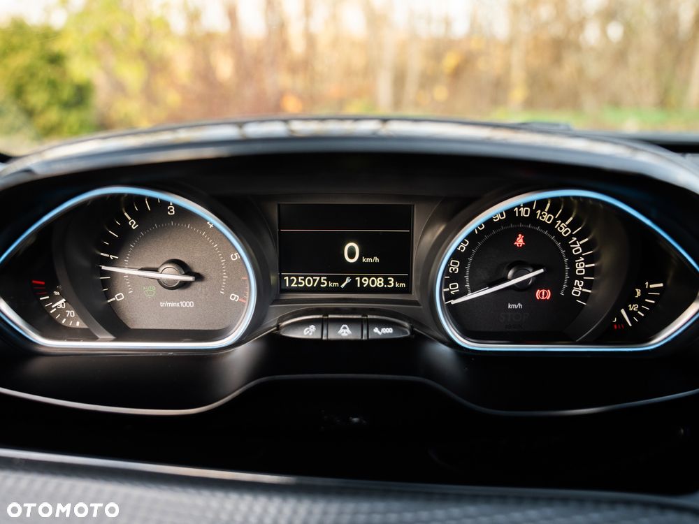 Peugeot 2008 1.6 BlueHDi Allure S&S - 34