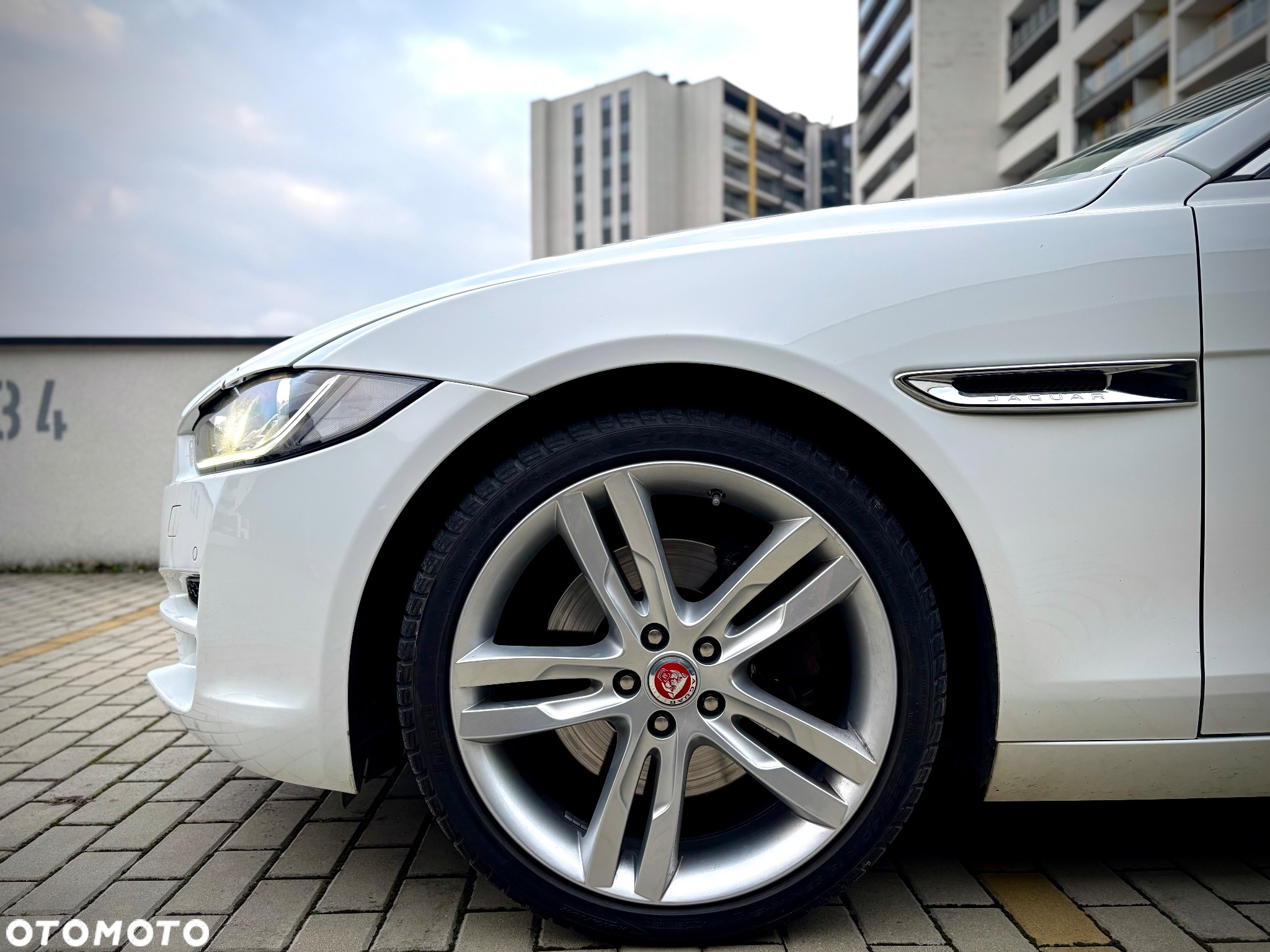 Jaguar XE 2.0 T Pure - 7