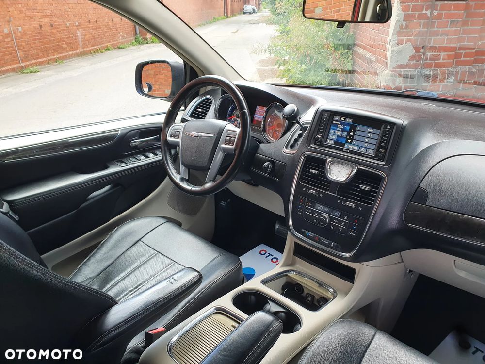 Chrysler Town & Country 3.6 Limited - 13
