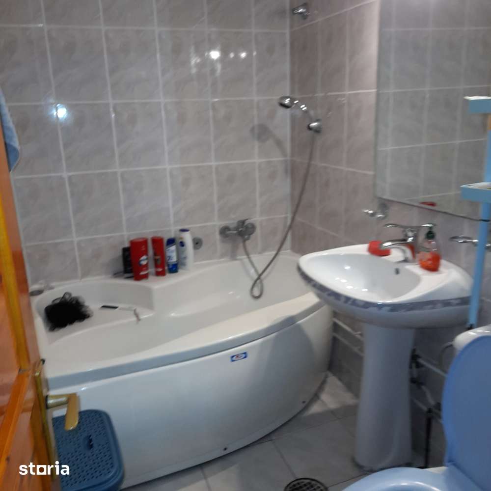 Inchiriez apartament cu 3 camere lângă Liceul Petru Rares — fotografia 2