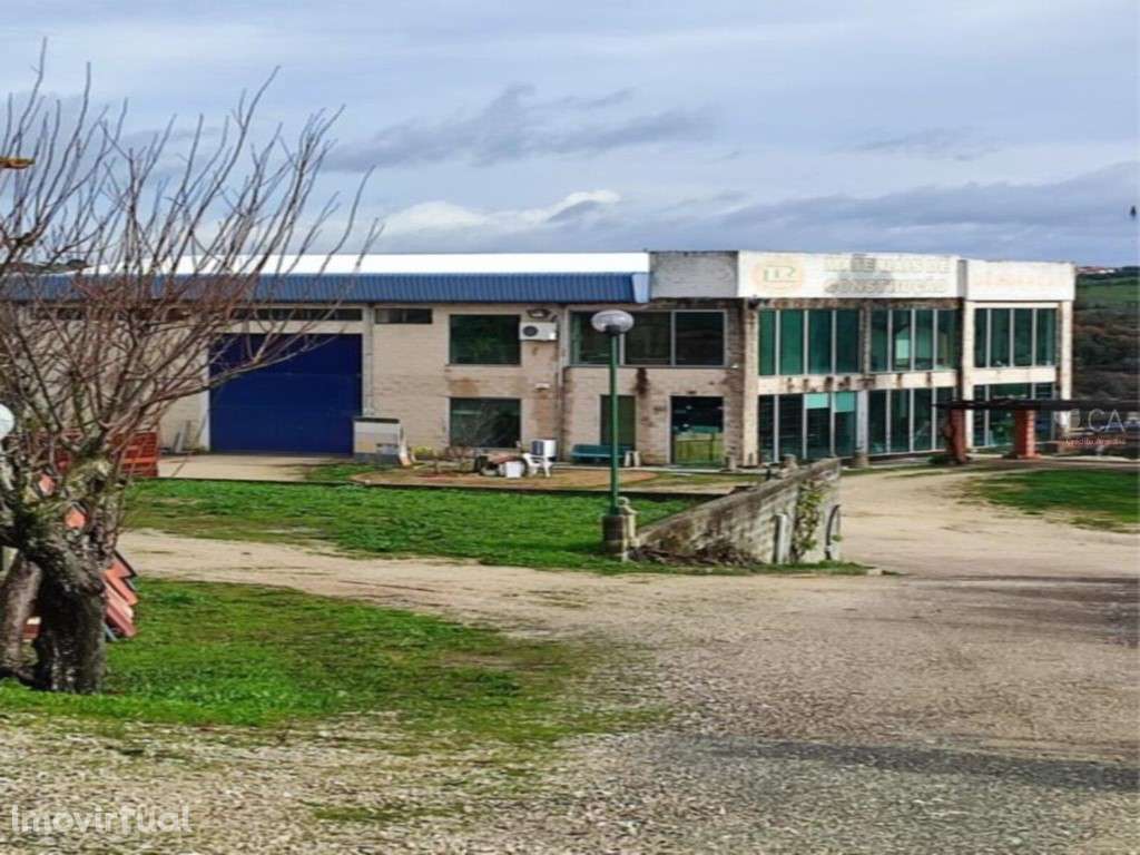 Prédio Misto (pavilhão industrial e prédio rústico) - Grande imagem: 4/12