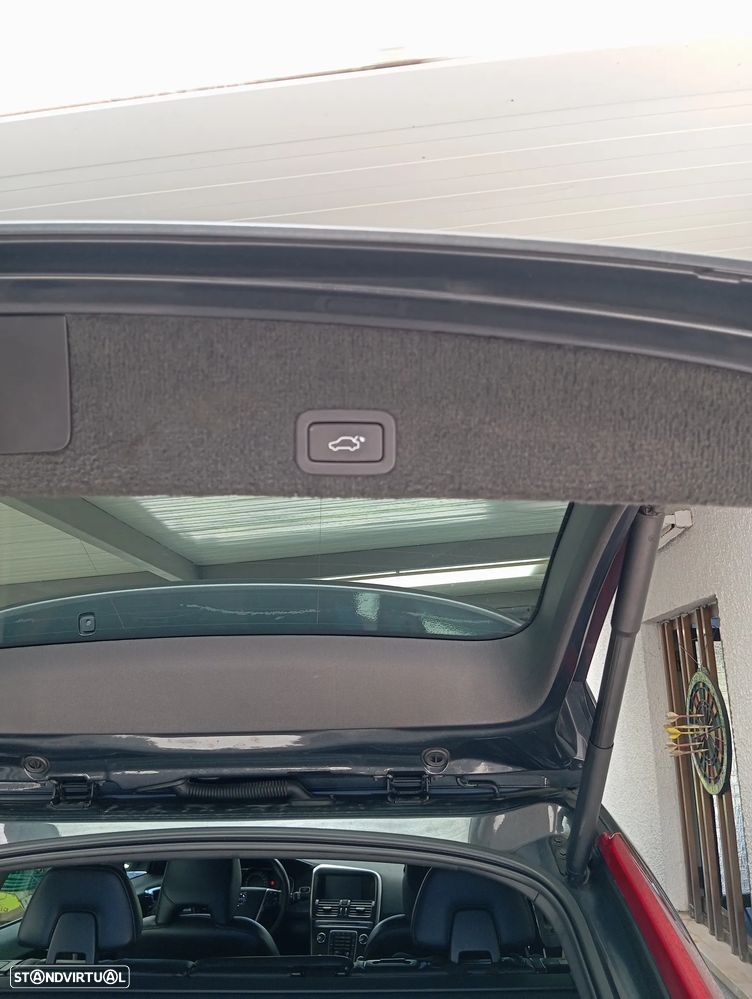 Volvo XC 60 2.0 D4 Momentum Geartronic - 24
