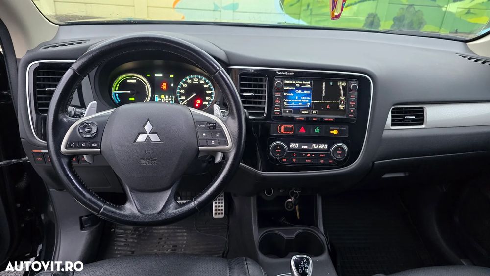 Mitsubishi Outlander 2.0 4WD Plug-In Hybrid Top - 22