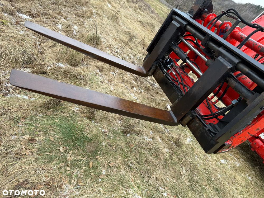 Manitou MLT523  Ładowarka teleskopowa 5m Wysięg 2,3 tony udzwig. Posuw wideł Hydrauliczny oraz rozsuwanie wideł hydr. Szybko-złącze hydrauliczne. 2x kamera PERKINS silnik TURBO  z Komuny Norweskiej! Jak Nowa 4287 mtg Zero luzów wycieków SERWISOWANA w  DEKRA.  Opony jak Nowe. Napęd 4x4 Hydrostatic REWERS - 20