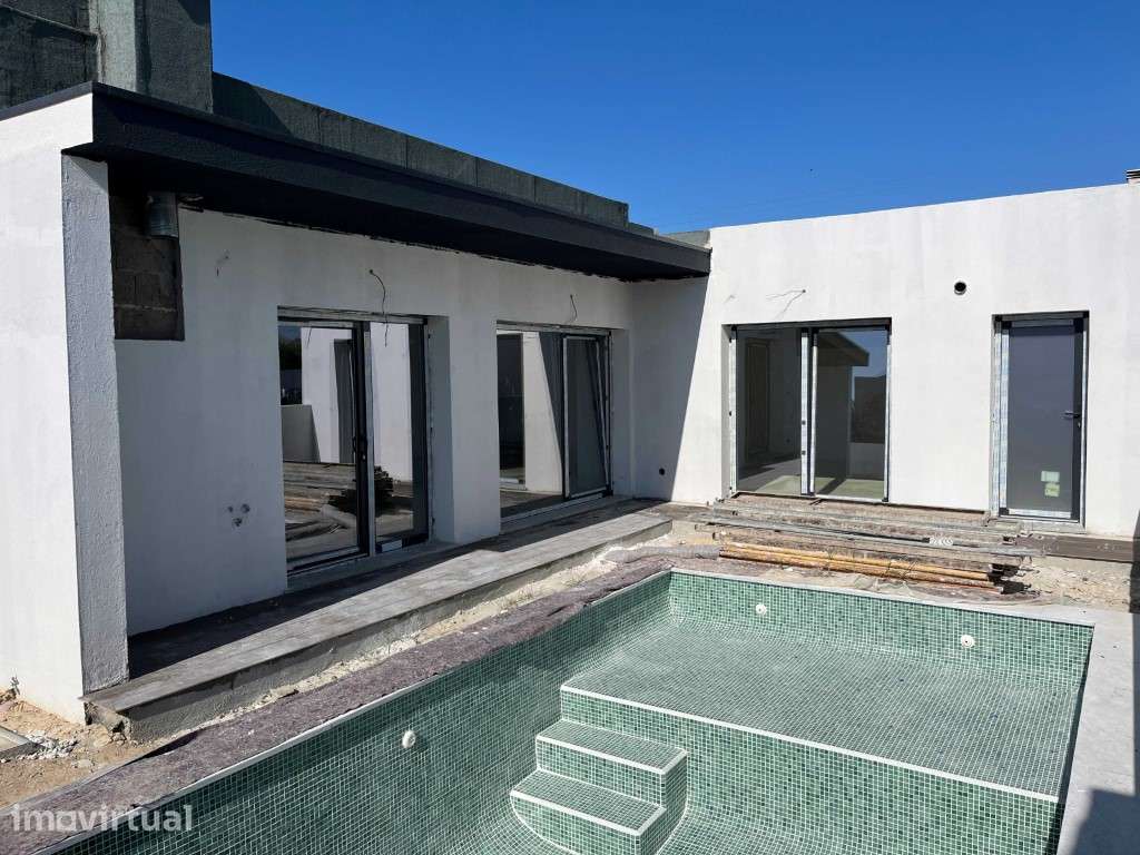 Moradia Terrea T4 a venda com piscina e jardim em Fernão Ferro - Grande imagem: 2/33