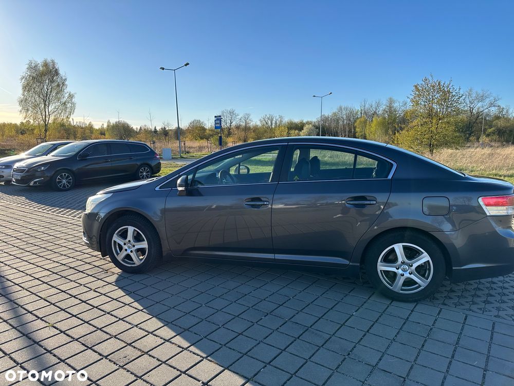 Toyota Avensis 1.8 Premium - 10