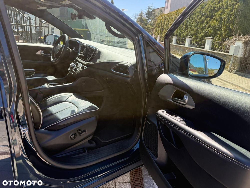 Chrysler Pacifica - 30