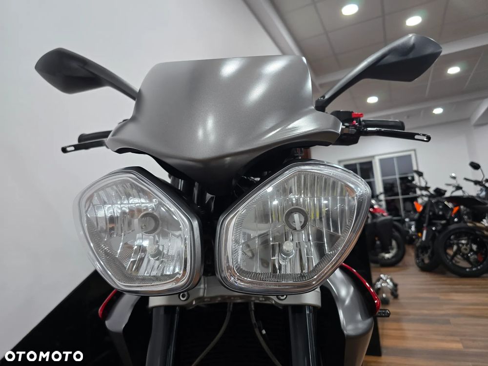 Triumph Street Triple - 19