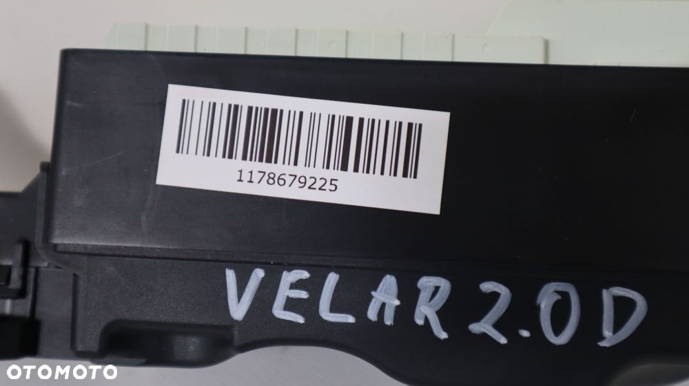 RANGE ROVER VELAR L560 2.0 D SKRZYNKA BEZPIECZNIKÓW - 4