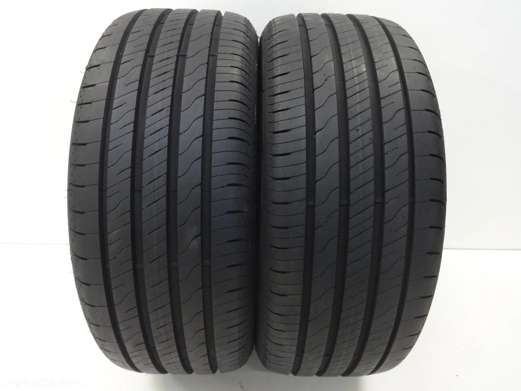 215/45/16 Goodyear EfficientGrip Performance 2 - 1