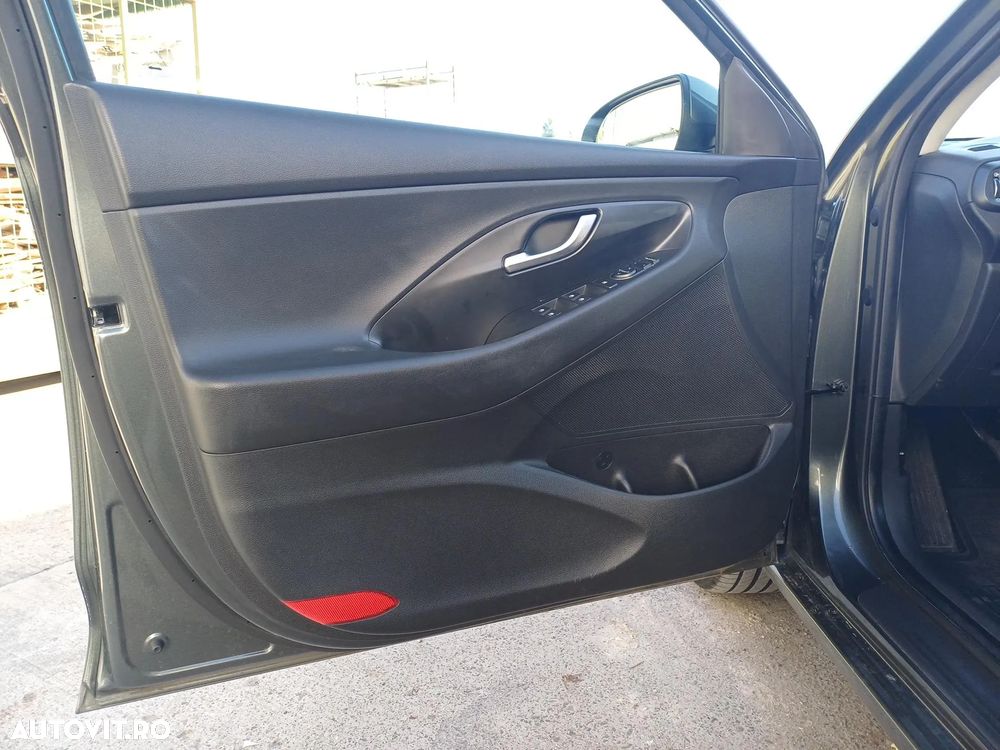 Hyundai i30 1.5 T-GDI 160CP MHEV 5DR M/T Highway - 9