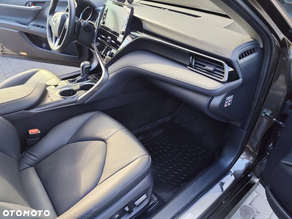 Toyota Camry Luxury - 10